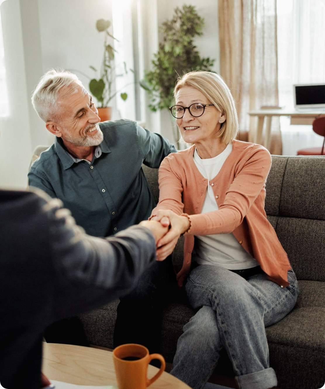 Pflegeberatung in Köln – Berater von Consulavita unterstützt Seniorin und Angehörigen beim Pflicht-Pflegeberatungseinsatz nach § 37 Abs. 3 SGB XI.